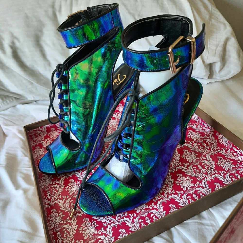 Privileged 8 Blue/Green Cambria NEW Heels
